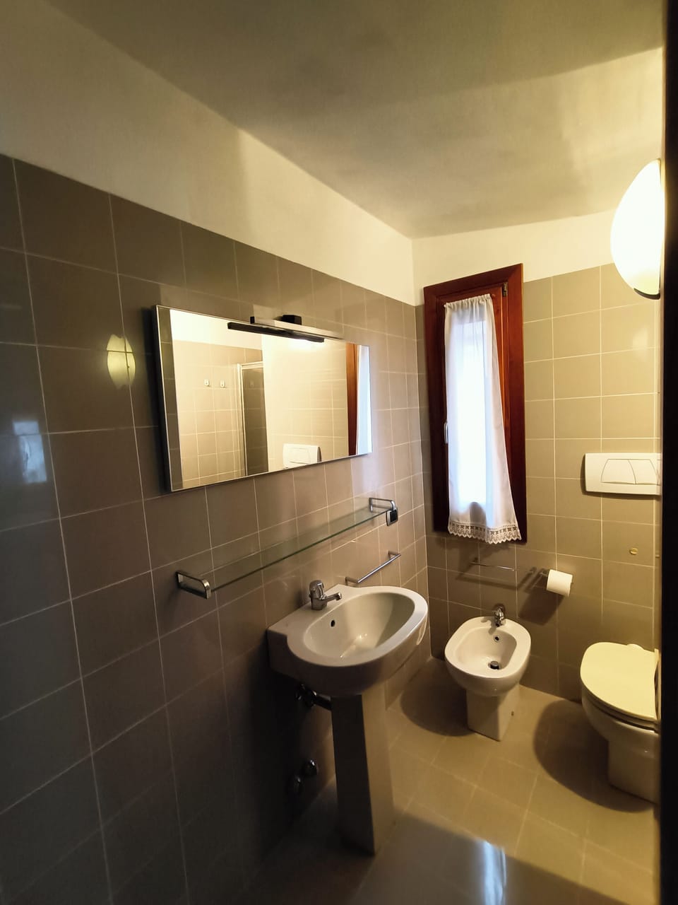 Classic Triple Room | Bathroom | Shower, hair dryer, bidet, towels