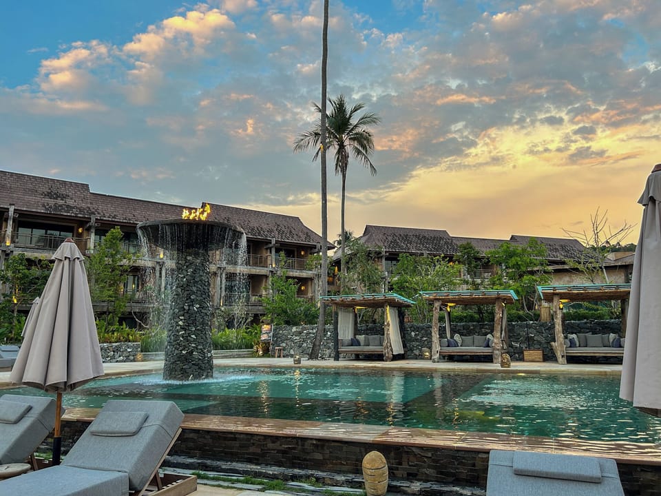 Outdoor pool, free cabanas, pool umbrellas
