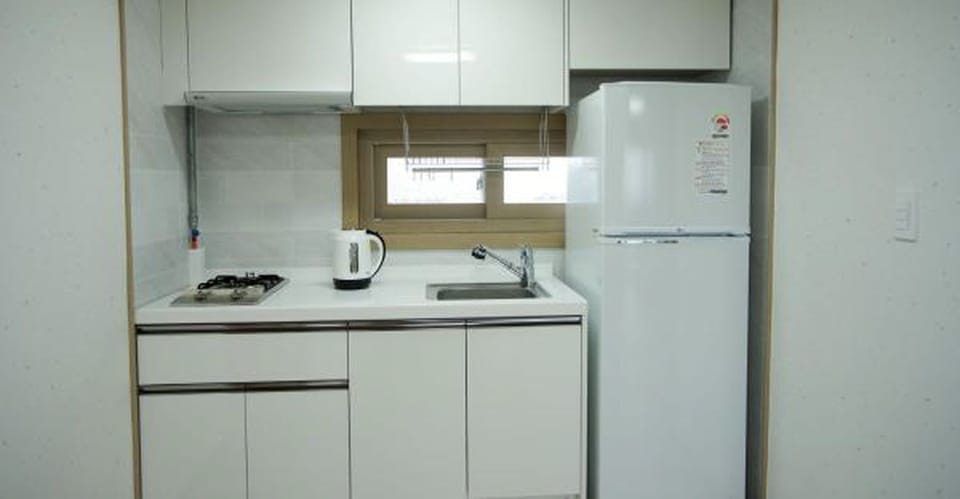 Family Room, 1 Bedroom, Kitchen | Private kitchen | Full-size fridge, microwave, stovetop, cookware/dishes/utensils