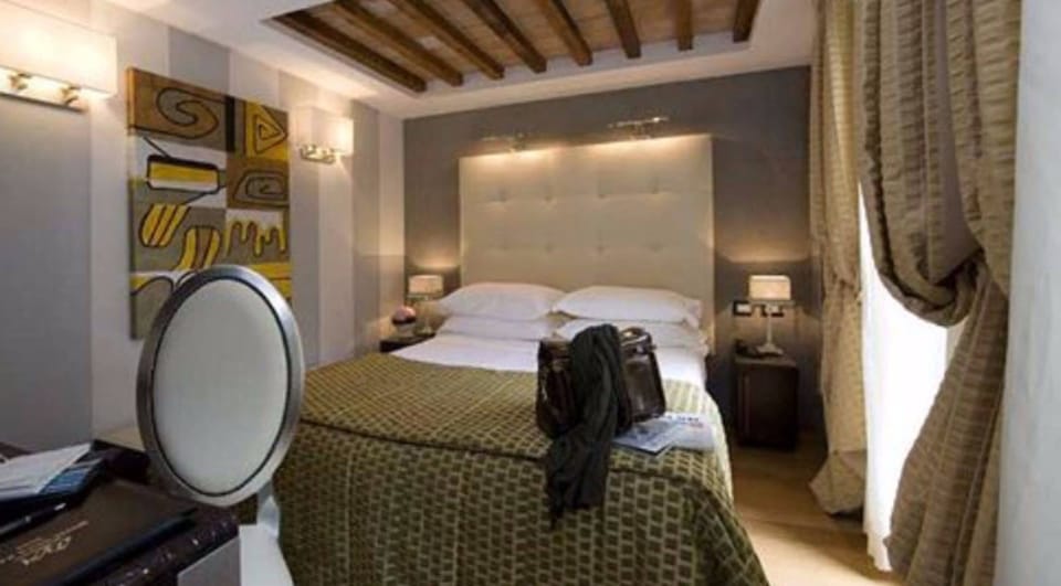 Double or Twin Room | Minibar, in-room safe, desk, soundproofing