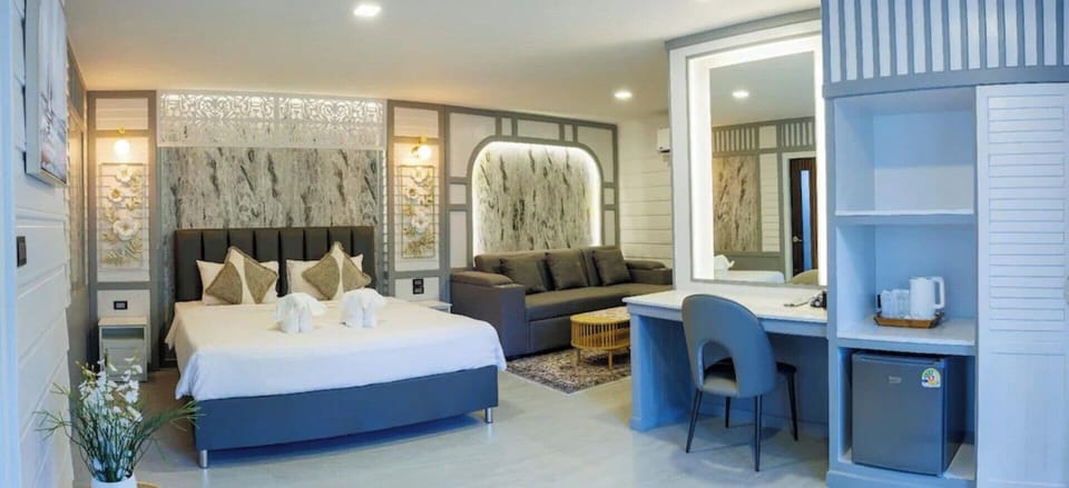 Royal Suite with Garden View | Desk, WiFi (free), bed sheets