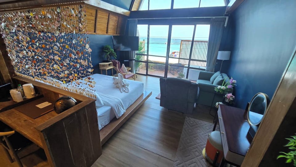 Royal Suite With Sea View | Desk, WiFi (free), bed sheets