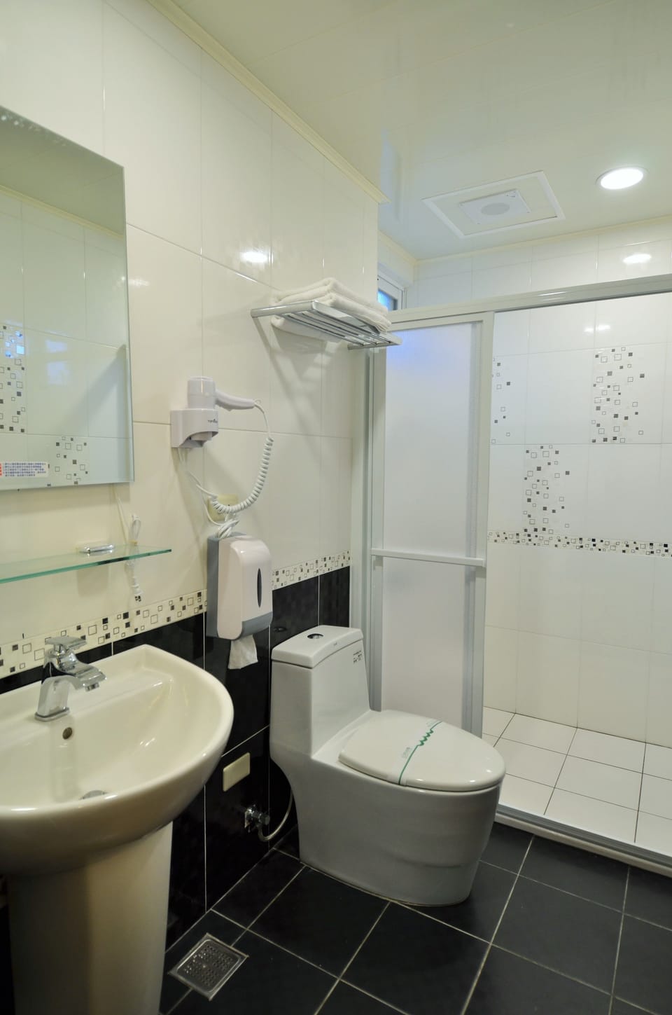 Standard Quadruple Room | Bathroom | Shower, hair dryer, towels
