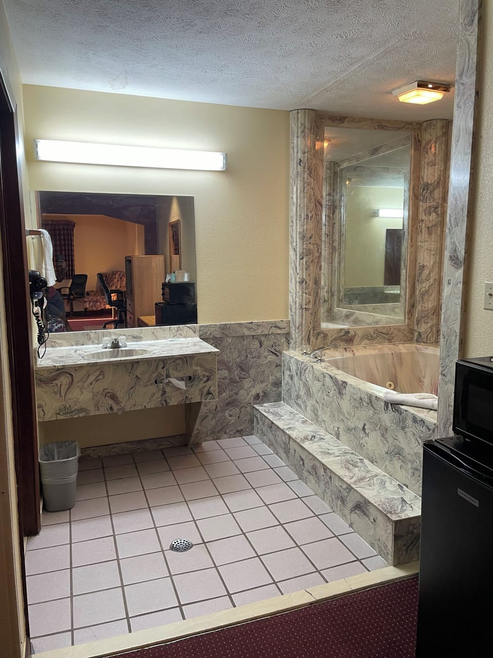 Deluxe Single Room | Bathroom | Hair dryer, towels, soap, shampoo