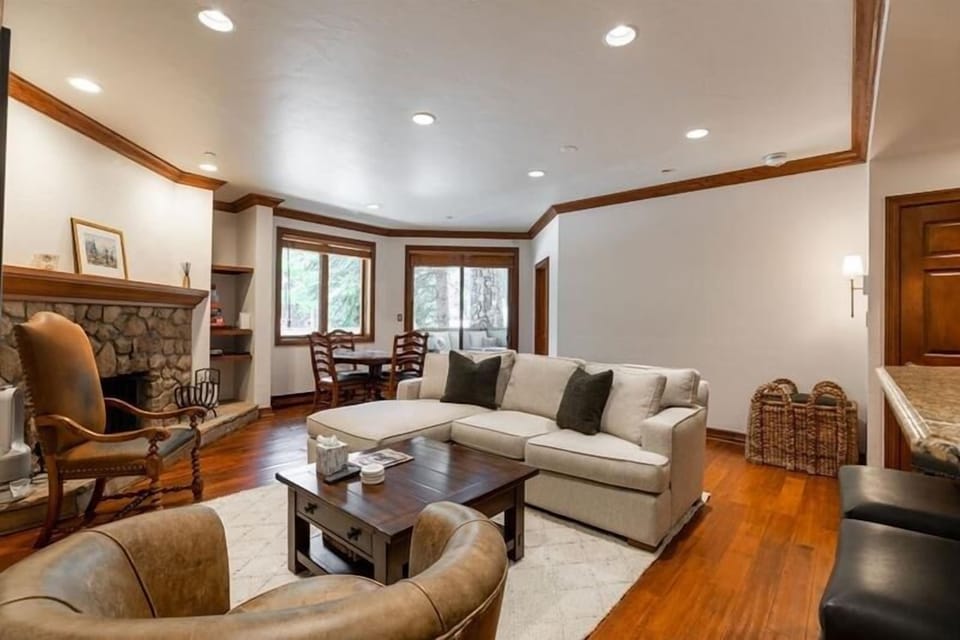 Condo, 2 Bedrooms | Living area