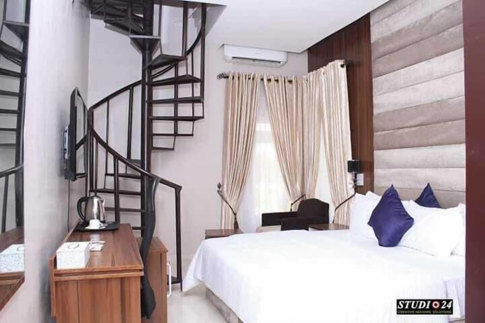 Classic Room, City View | Desk, laptop workspace, free WiFi