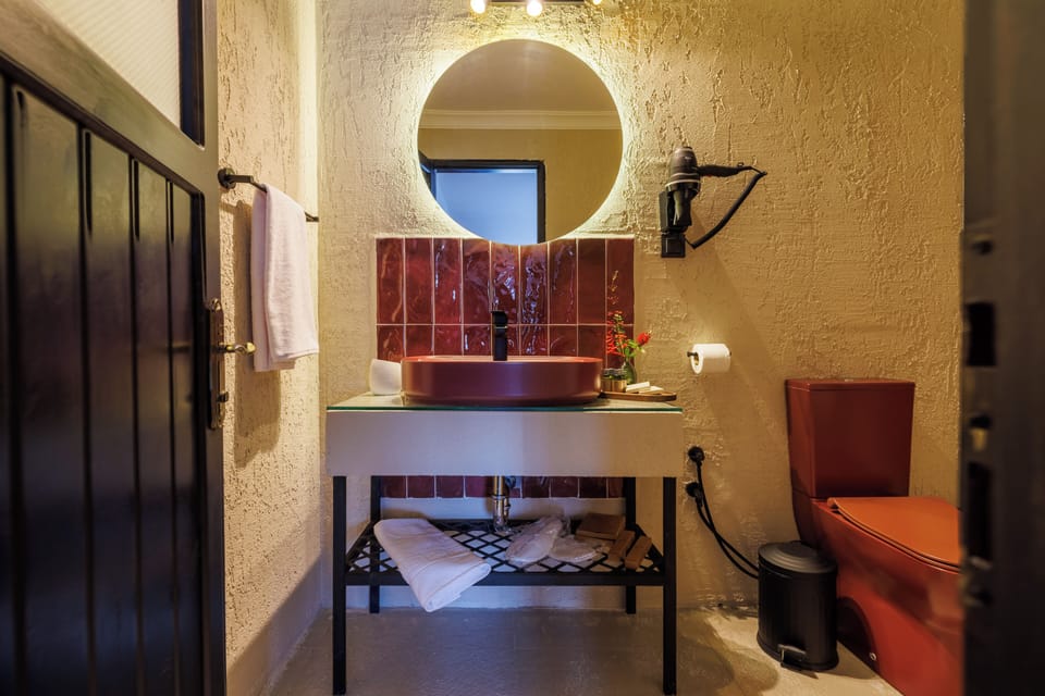 Shower, rainfall showerhead, free toiletries, hair dryer
