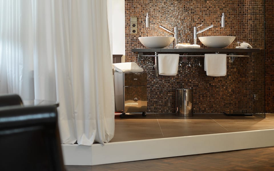 Junior Double Room, 1 Queen Bed | Bathroom | Shower, rainfall showerhead, free toiletries, hair dryer