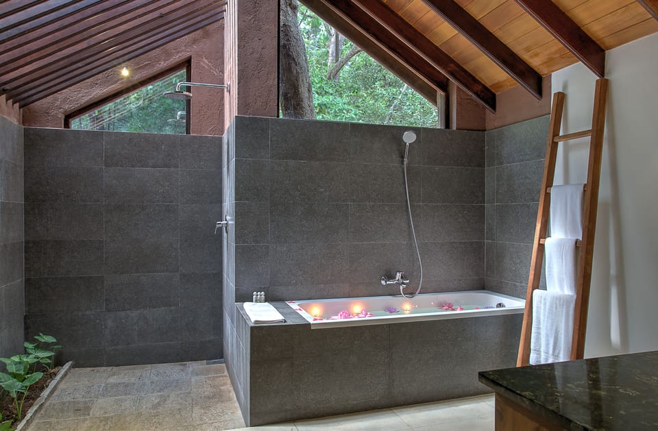Superior King Room with Terrace | Bathroom | Free toiletries, hair dryer, bathrobes, slippers