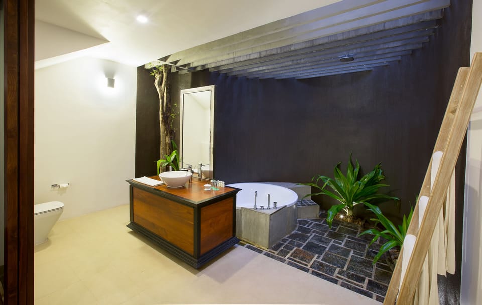 Suite | Bathroom | Free toiletries, hair dryer, bathrobes, slippers