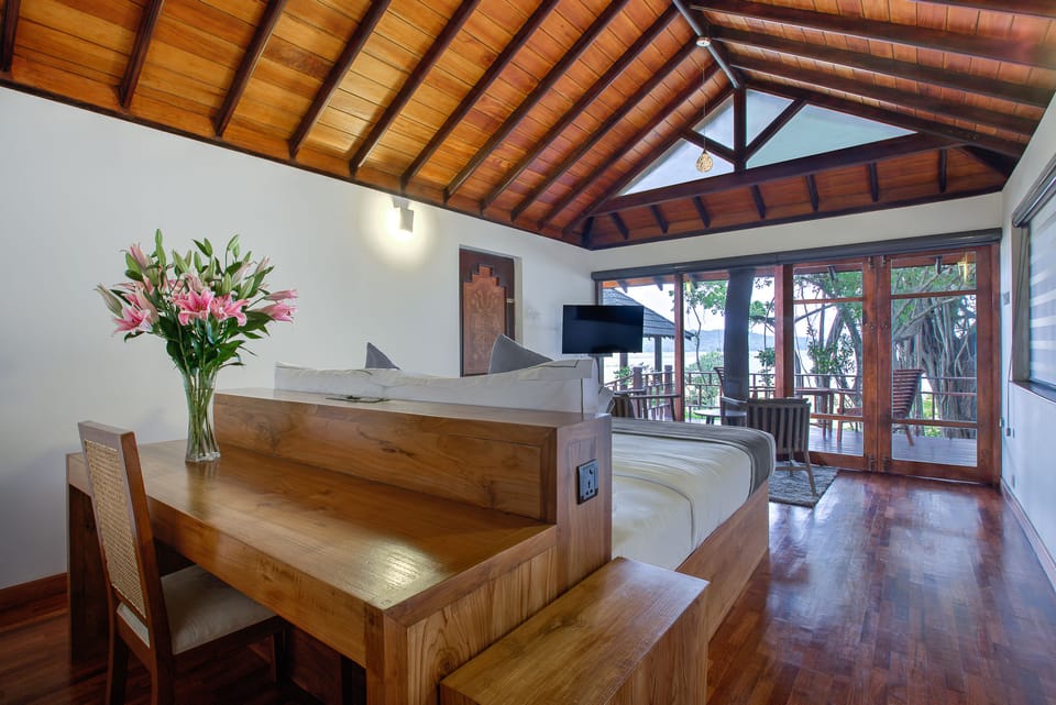 Deer Park Cottage Lake View | 1 bedroom, Egyptian cotton sheets, premium bedding, minibar