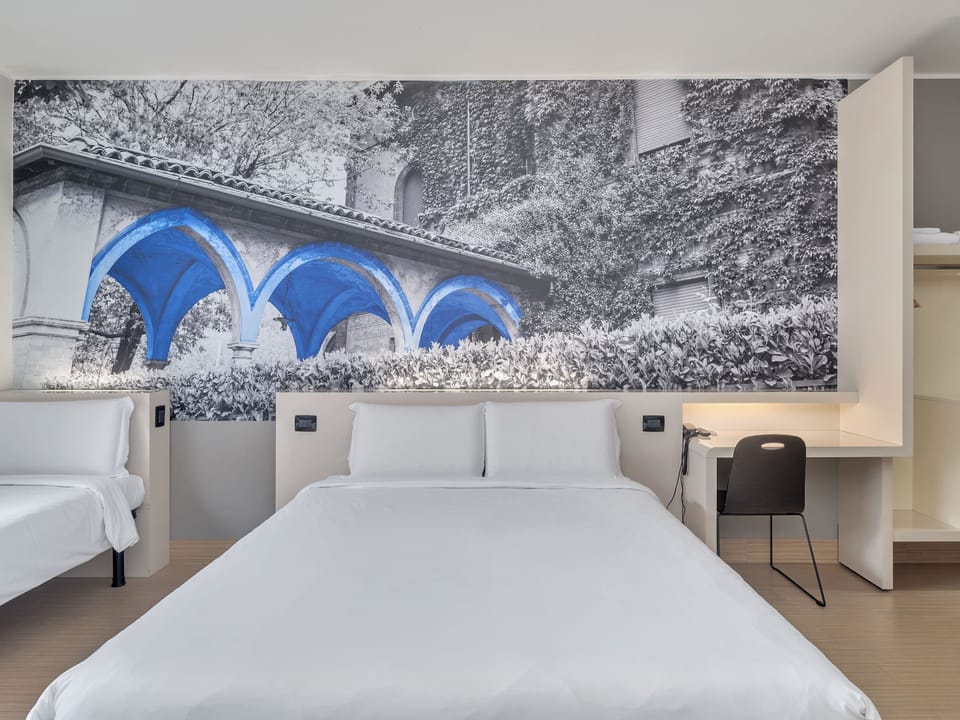 Triple Room, Non Smoking | In-room safe, desk, iron/ironing board (on request), WiFi (free)
