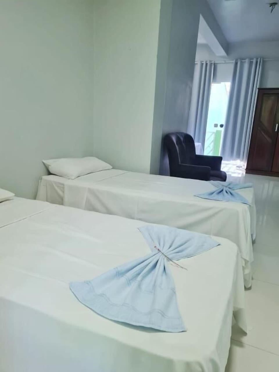 Desk, laptop workspace, WiFi (free), bed sheets