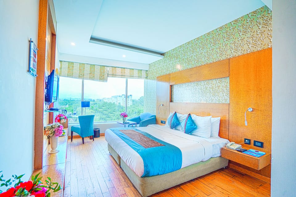 Premium Room, Smoking, City View | 1 bedroom, premium bedding, minibar, in-room safe