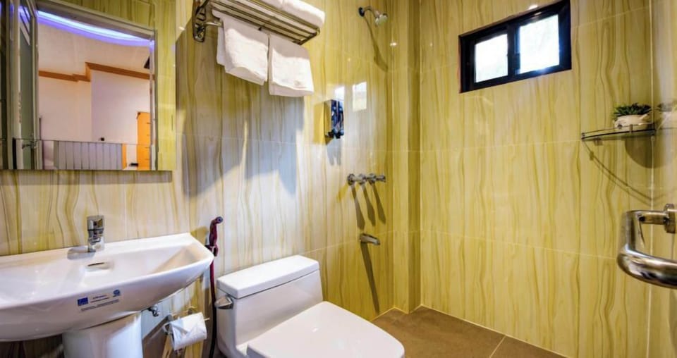 Deluxe Room | Bathroom | Shower, rainfall showerhead, free toiletries, slippers