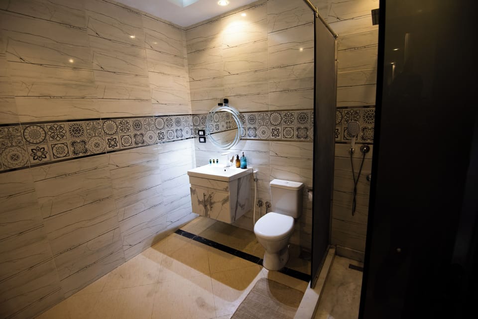 Deluxe Twin Room, Balcony, Mountain View | Bathroom | Shower, free toiletries, hair dryer, towels