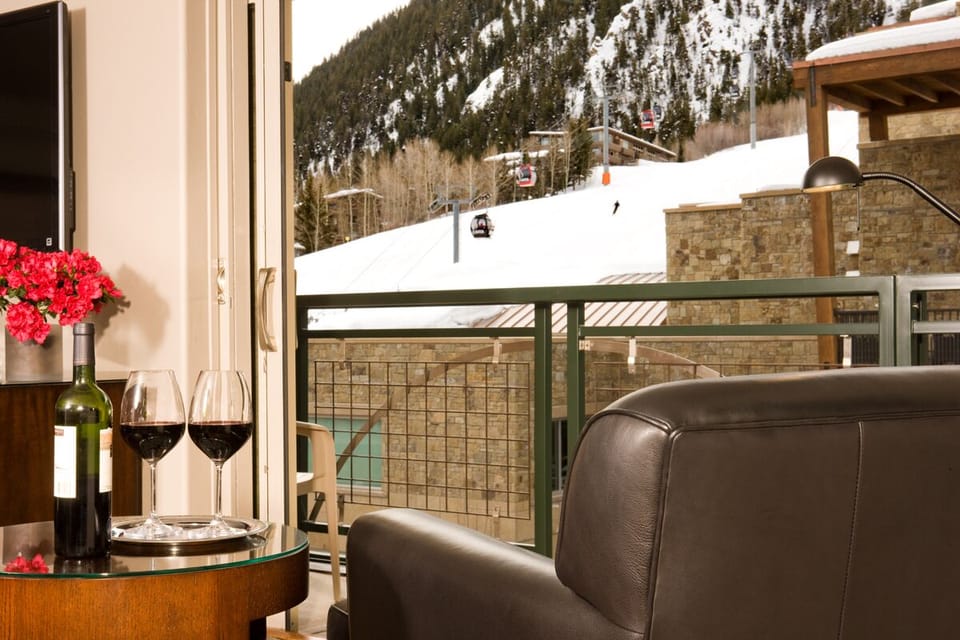 Premier Condo, 3 Bedrooms (2 1/2 Bath) | Living area | TV, fireplace, DVD player, iPod dock