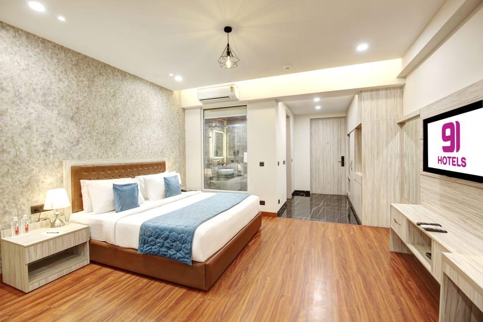 Deluxe Room, City View | Desk, soundproofing, iron/ironing board, free WiFi