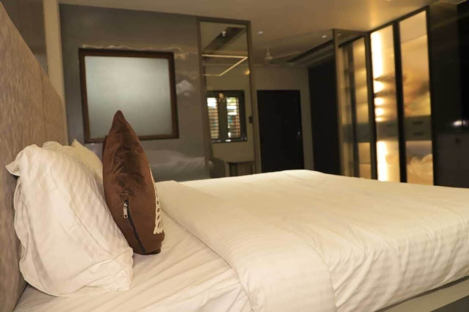 Deluxe Double Room, Balcony, Garden View | Desk, free WiFi