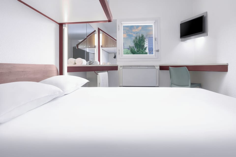 Desk, laptop workspace, free WiFi, bed sheets