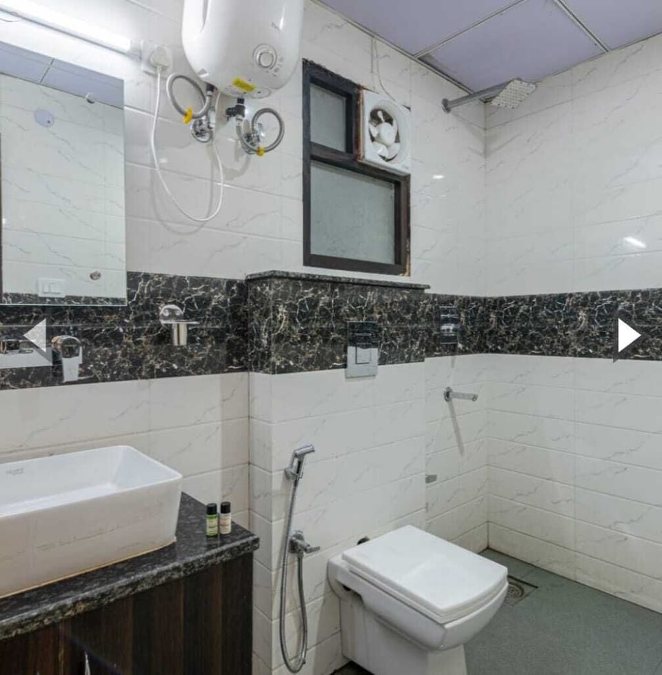 Premium Room | Bathroom | Shower, free toiletries, hair dryer, slippers