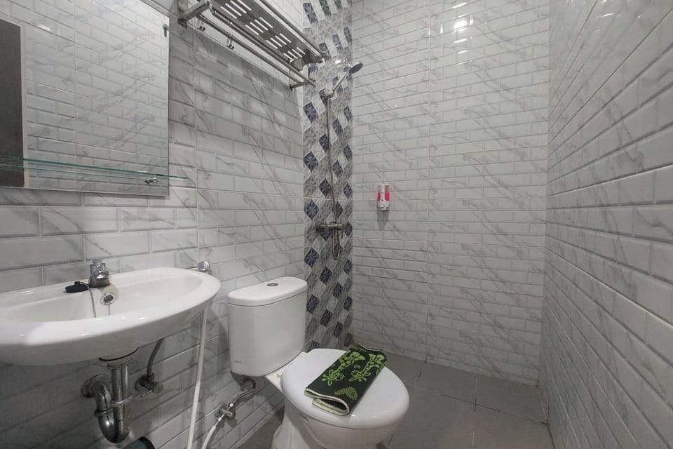 Standard Twin Room | Bathroom | Shower, rainfall showerhead, free toiletries, towels