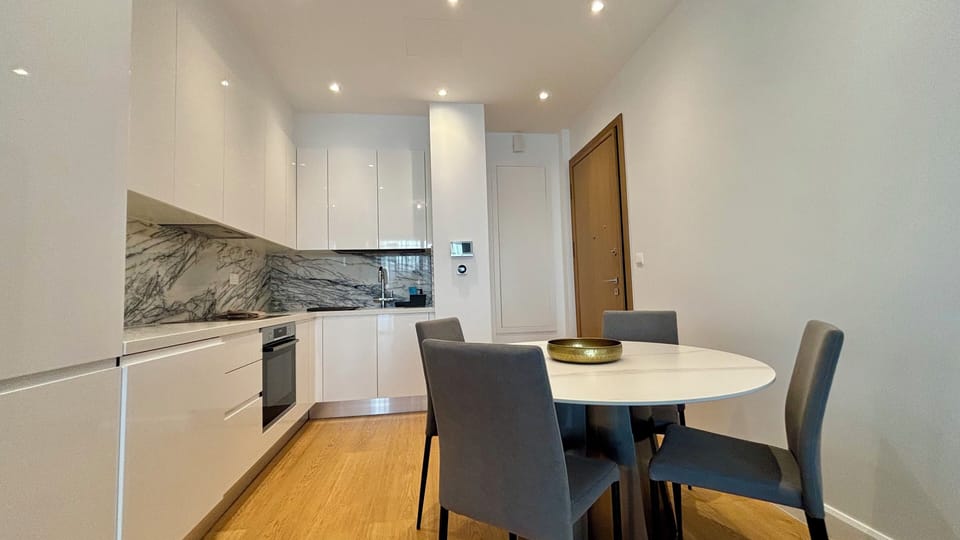 Deluxe Apartment | Dining room