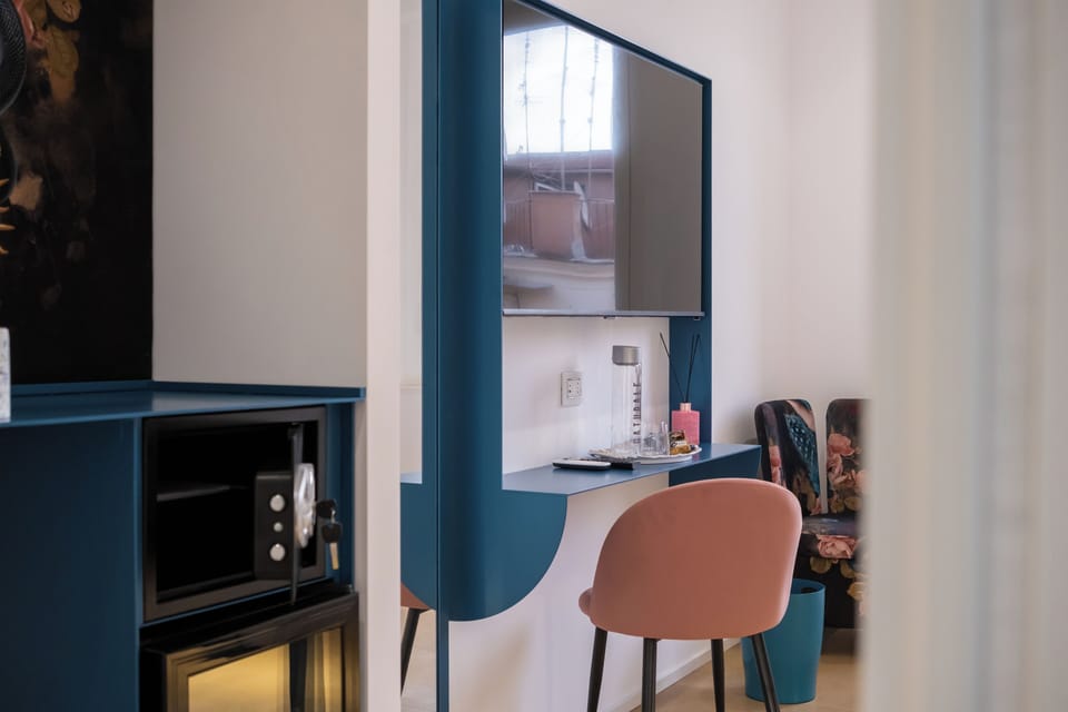 Room | Minibar, in-room safe, individually decorated, individually furnished
