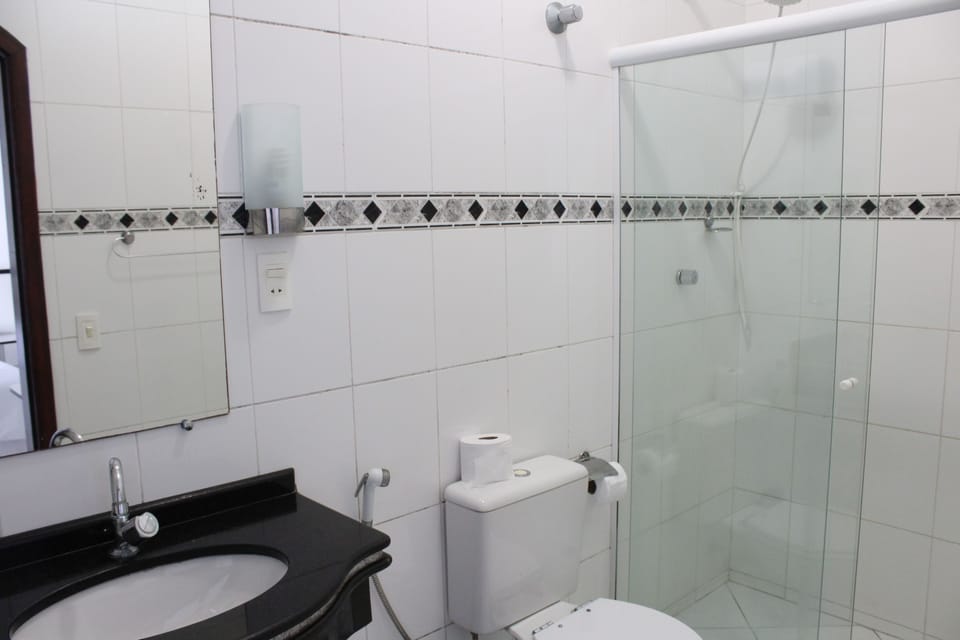 Suite Superior Plus | Bathroom | Shower, free toiletries, hair dryer, towels