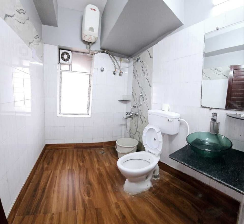 Deluxe Double Room, 1 Queen Bed, Non Smoking | Bathroom | Shower, free toiletries, towels
