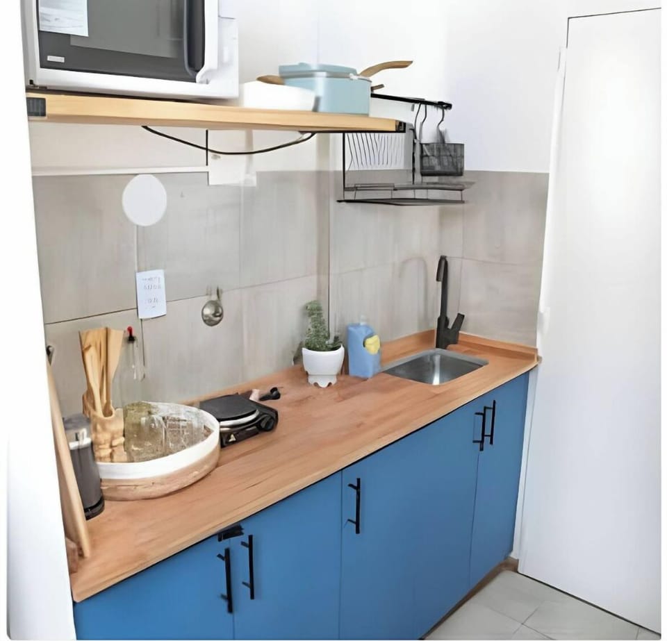 Apartment | Private kitchen | Microwave, toaster, griddle, cookware/dishes/utensils