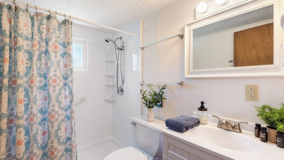 The Lake Life by Avantstay Lakefront + View + Hot Tub Cottage in Coolbaugh Township