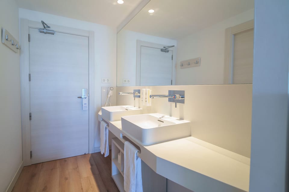 Shower, rainfall showerhead, free toiletries, hair dryer