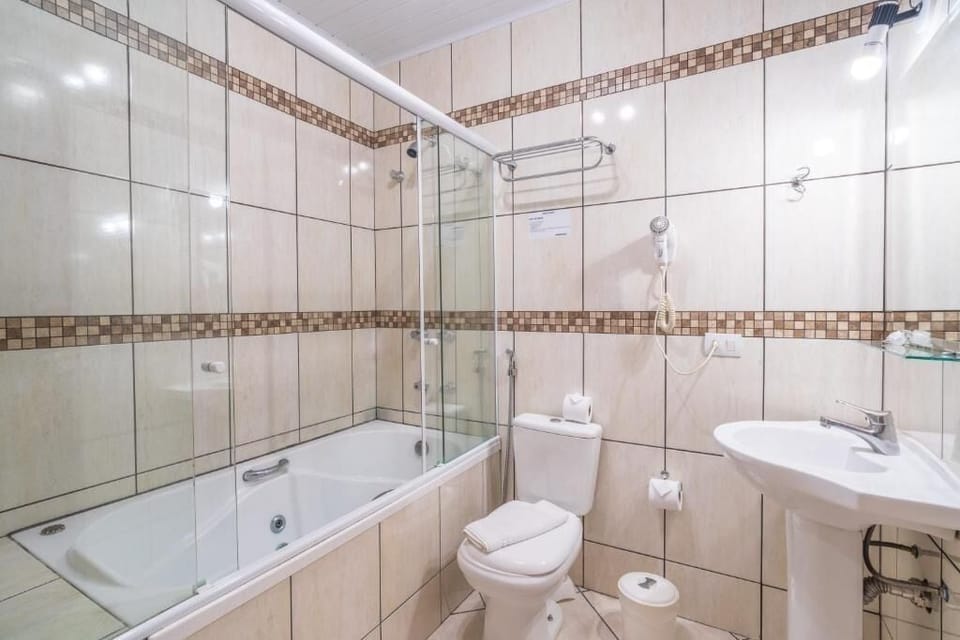 Premium Double Room | Bathroom | Shower, free toiletries, hair dryer, towels