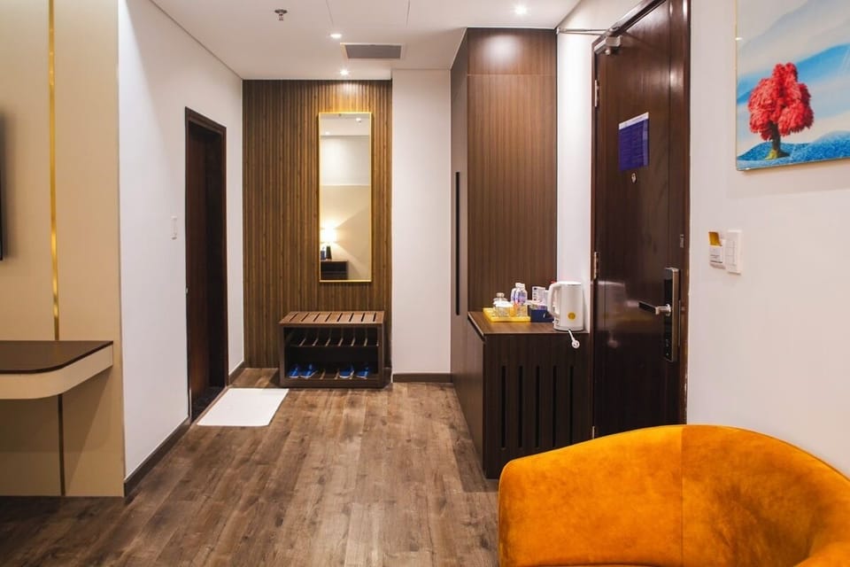 Junior Double Room | Minibar, in-room safe, desk, laptop workspace