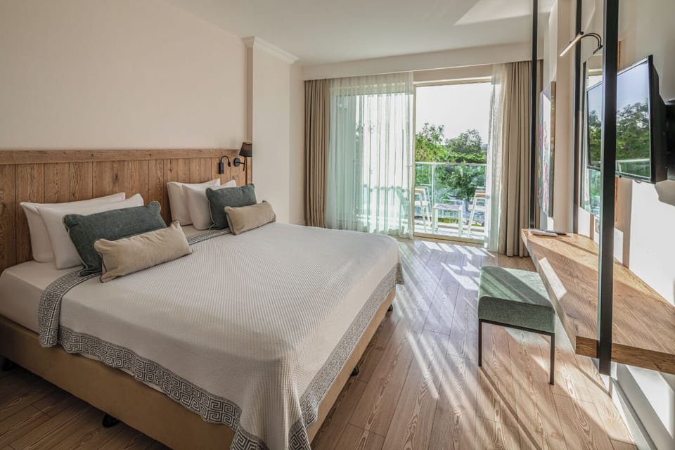 Elite Double Room | Free minibar, in-room safe, desk, blackout drapes