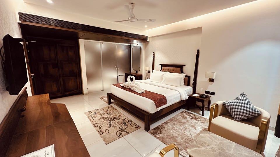 Suite Room with Bathtub | In-room safe, free WiFi