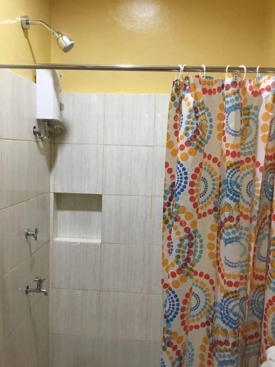 Quadruple Room | Bathroom | Shower, free toiletries, slippers, bidet