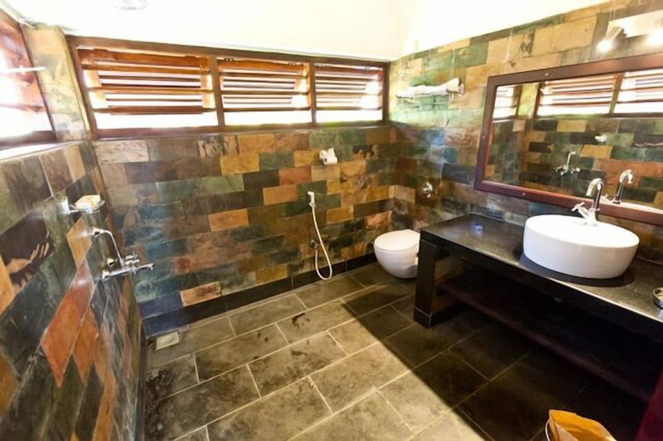 Sea View Executive Family Cottage | Bathroom | Bathtub, hair dryer, towels