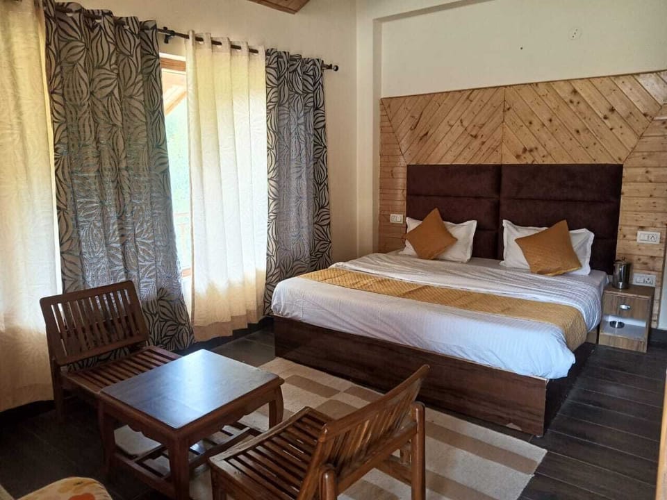 Deluxe Double Room, 1 King Bed, Balcony, Mountain View | Free WiFi