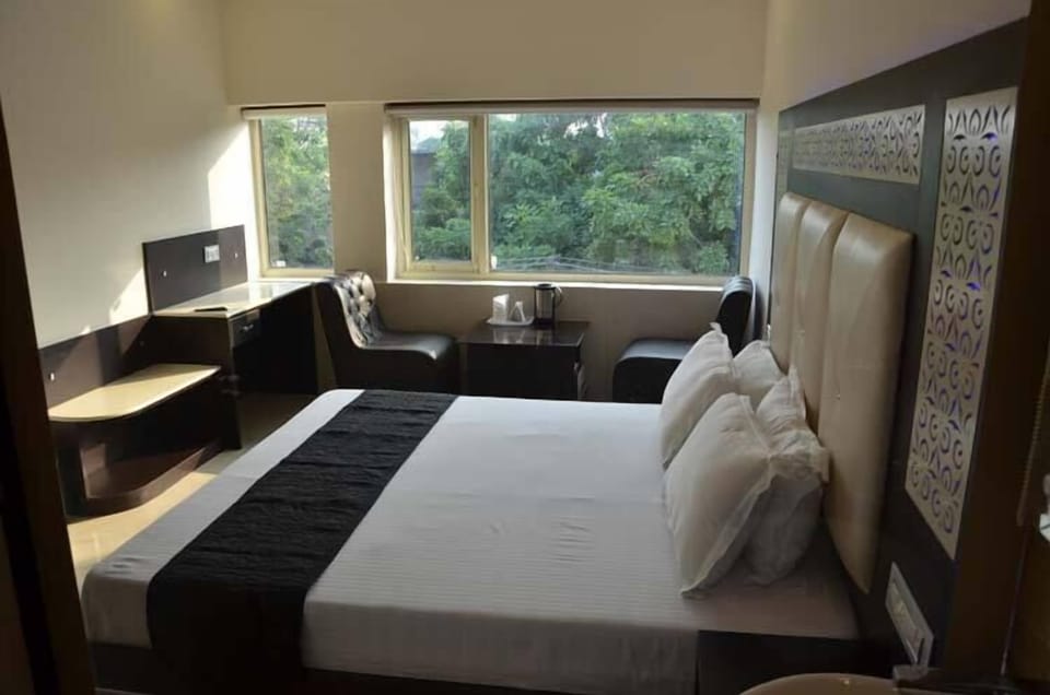 In-room safe, desk, free WiFi