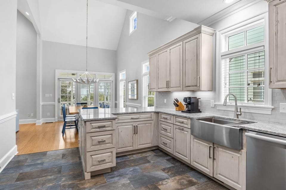 House, 5 Bedrooms | Private kitchen | Fridge, oven, coffee/tea maker, toaster