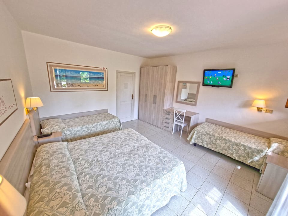 Minibar, WiFi (free)
