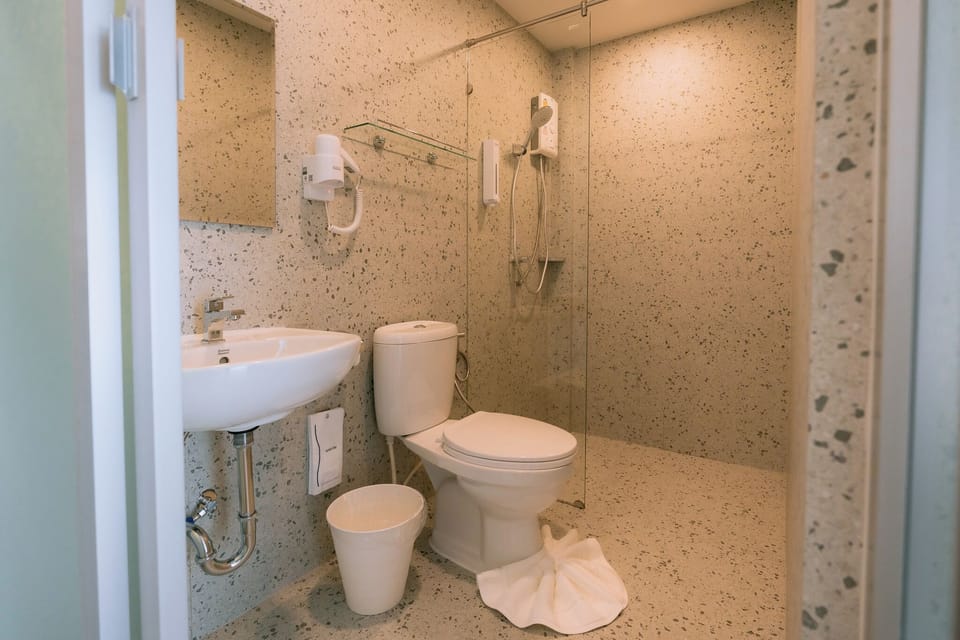 Standard Double Room, Non Smoking | Bathroom