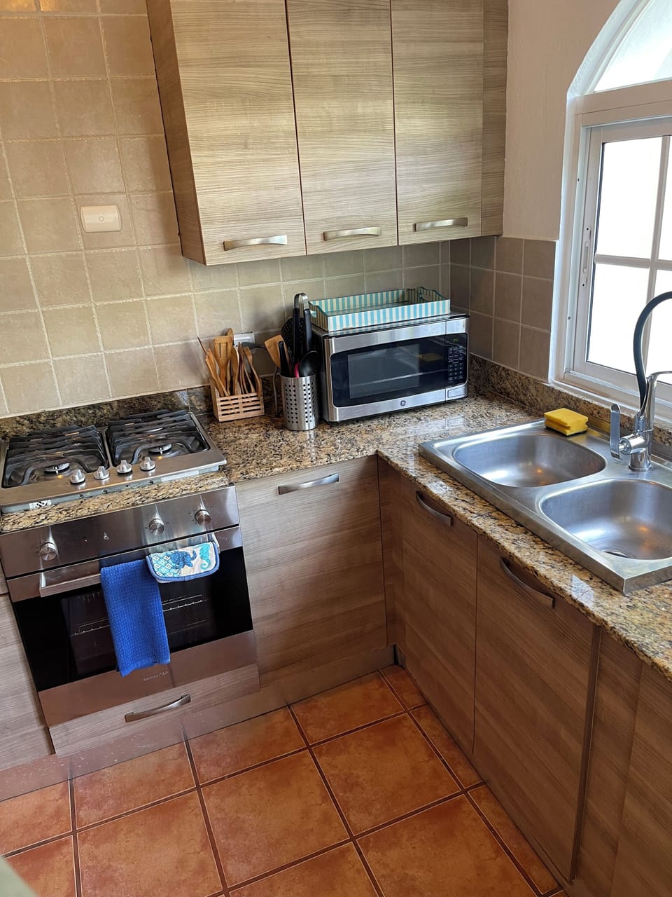 Deluxe Apartment, Patio, Garden View | Private kitchen | Full-size fridge, microwave, oven, stovetop