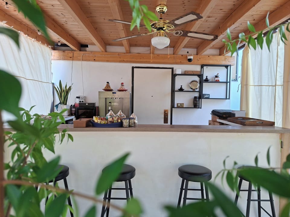 Serves breakfast, lunch, and dinner