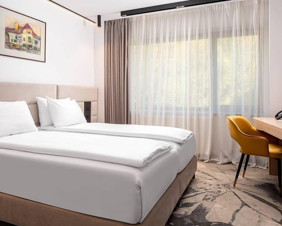 Deluxe Twin Room | Minibar, in-room safe, desk, free cribs/infant beds