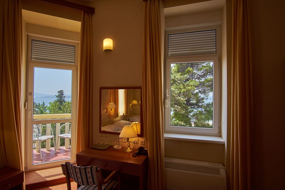 Double Room | Minibar, in-room safe, desk, free WiFi