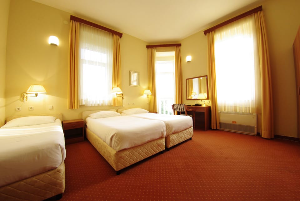 Double Room | Minibar, in-room safe, desk, free WiFi