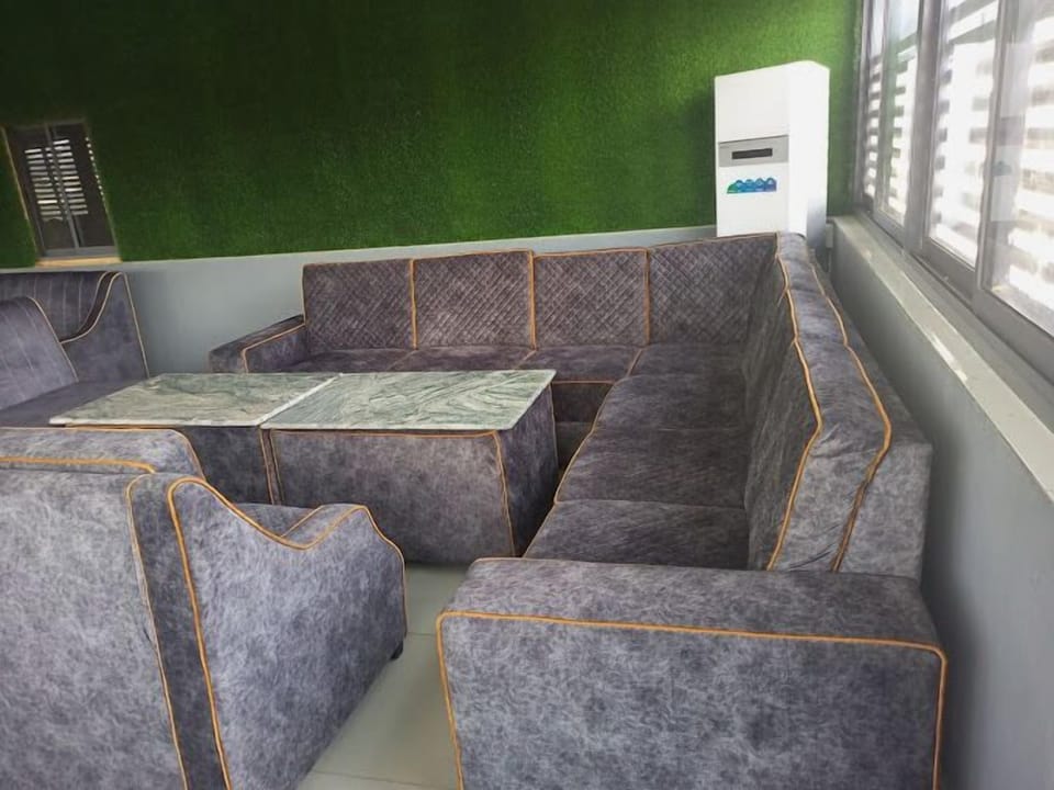 Lobby lounge